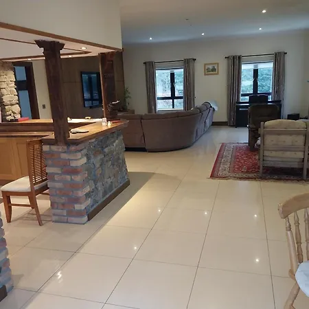 House Sleeps 11 With Parking Hébergement de vacances *