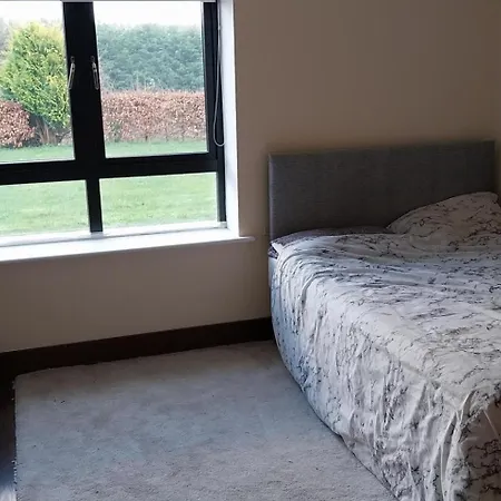 House Sleeps 11 With Parking *