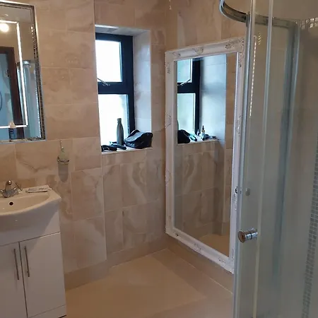 House Sleeps 11 With Parking * Tralee